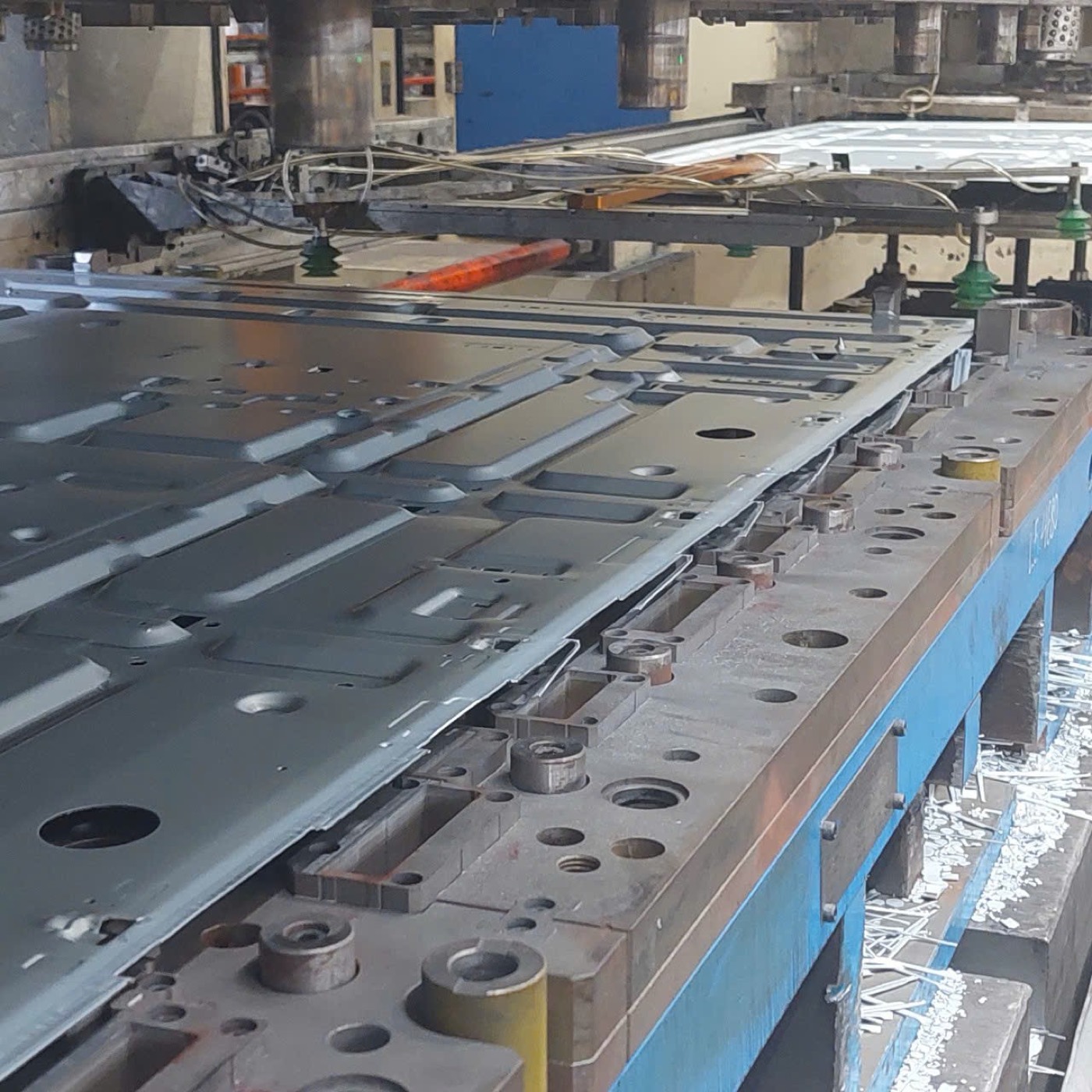 Steel sheet on the stamping press line
